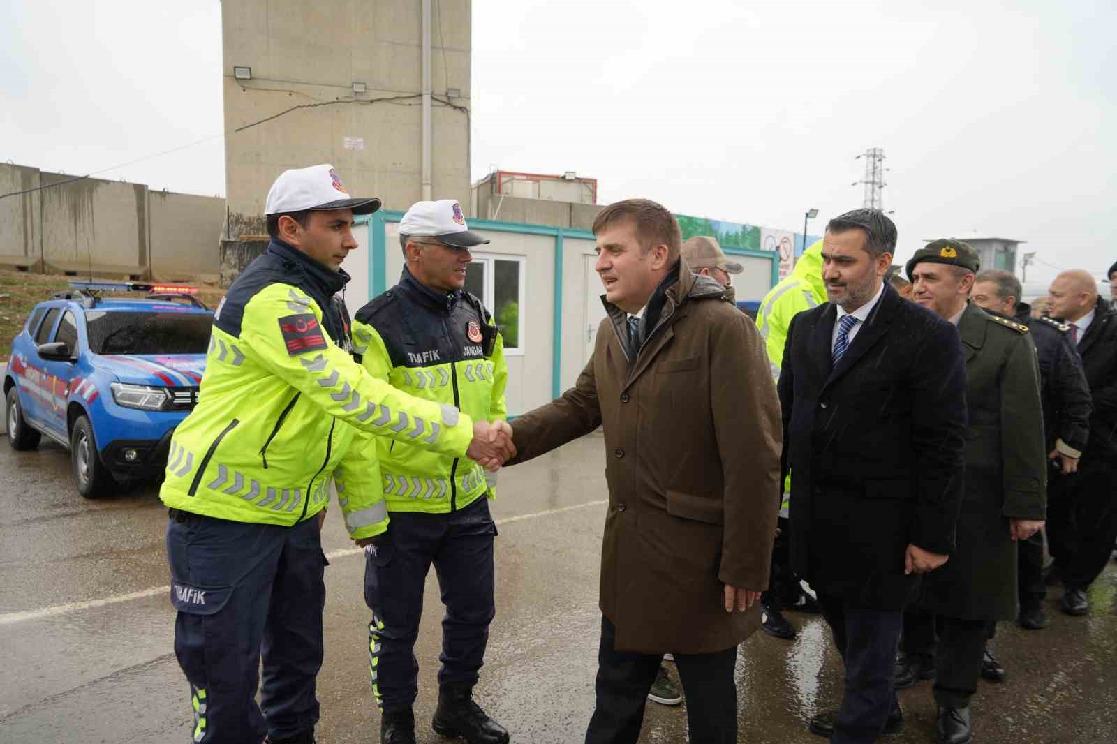 43 ilin geçiş güzergahında arife günü trafik yoğunluğu arttı: Validen sürücülere "kurallara uyun" çağrısı 8 43 ilin gecis guzergahinda arife gunu trafik yogunlugu artti validen suruculere kurallara uyun cagrisi
