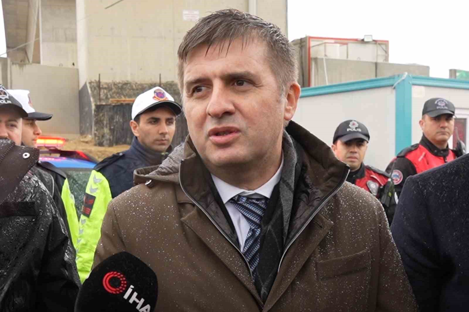 43 ilin geçiş güzergahında arife günü trafik yoğunluğu arttı: Validen sürücülere "kurallara uyun" çağrısı 6 43 ilin gecis guzergahinda arife gunu trafik yogunlugu artti validen suruculere kurallara uyun cagrisi 6dFn5Dme