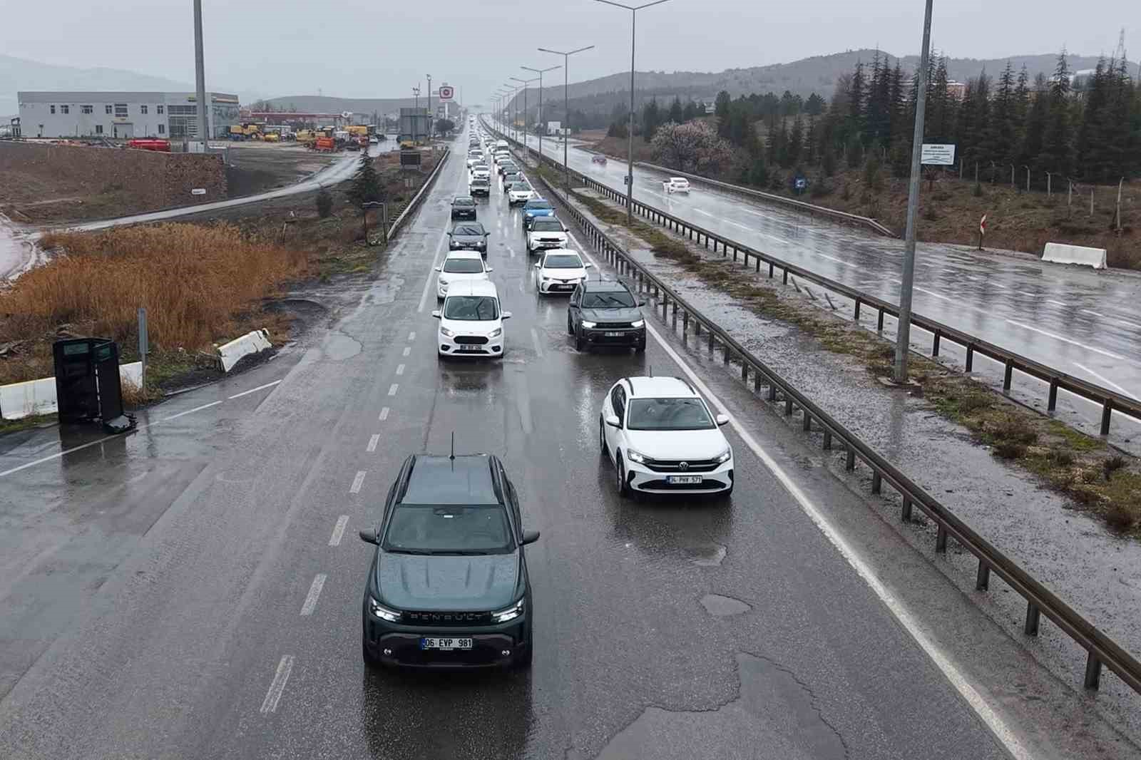 43 ilin geçiş güzergahında arife günü trafik yoğunluğu arttı: Validen sürücülere "kurallara uyun" çağrısı 4 43 ilin gecis guzergahinda arife gunu trafik yogunlugu artti validen suruculere kurallara uyun cagrisi aJkaNsBg
