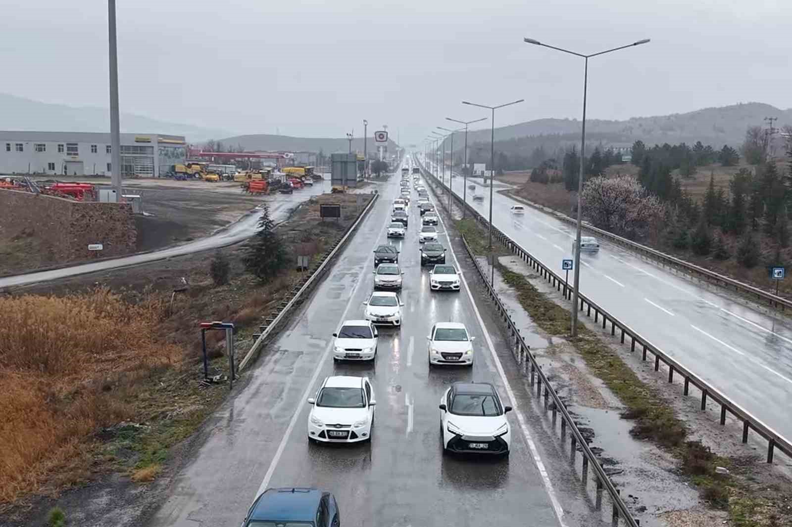 43 ilin geçiş güzergahında arife günü trafik yoğunluğu arttı: Validen sürücülere "kurallara uyun" çağrısı 5 43 ilin gecis guzergahinda arife gunu trafik yogunlugu artti validen suruculere kurallara uyun cagrisi jIvMUZcb