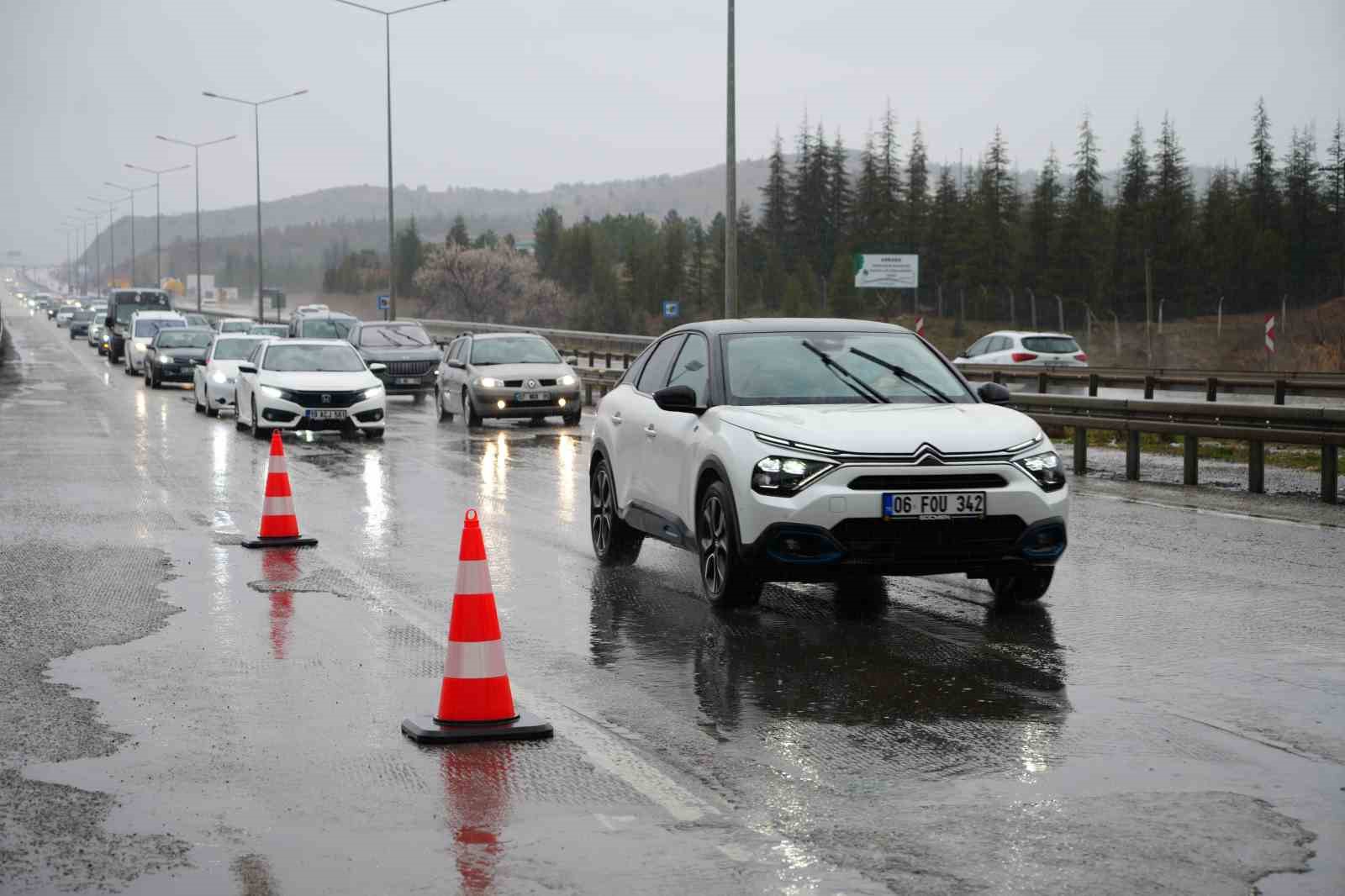 43 ilin geçiş güzergahında arife günü trafik yoğunluğu arttı: Validen sürücülere "kurallara uyun" çağrısı 7 43 ilin gecis guzergahinda arife gunu trafik yogunlugu artti validen suruculere kurallara uyun cagrisi jcB7hvG2