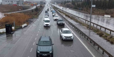 43-ilin-gecis-guzergahinda-arife-gunu-trafik-yogunlugu-artti-validen-suruculere-kurallara-uyun-cagrisi-jiIdJRg2.jpg