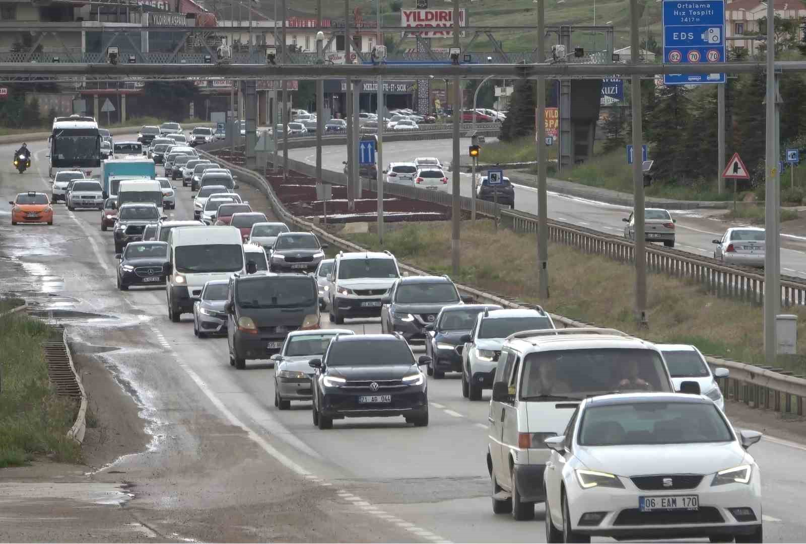 43 ilin gecis noktasinda bayram hareketliligi devam ediyor 1 vwGtapbS
