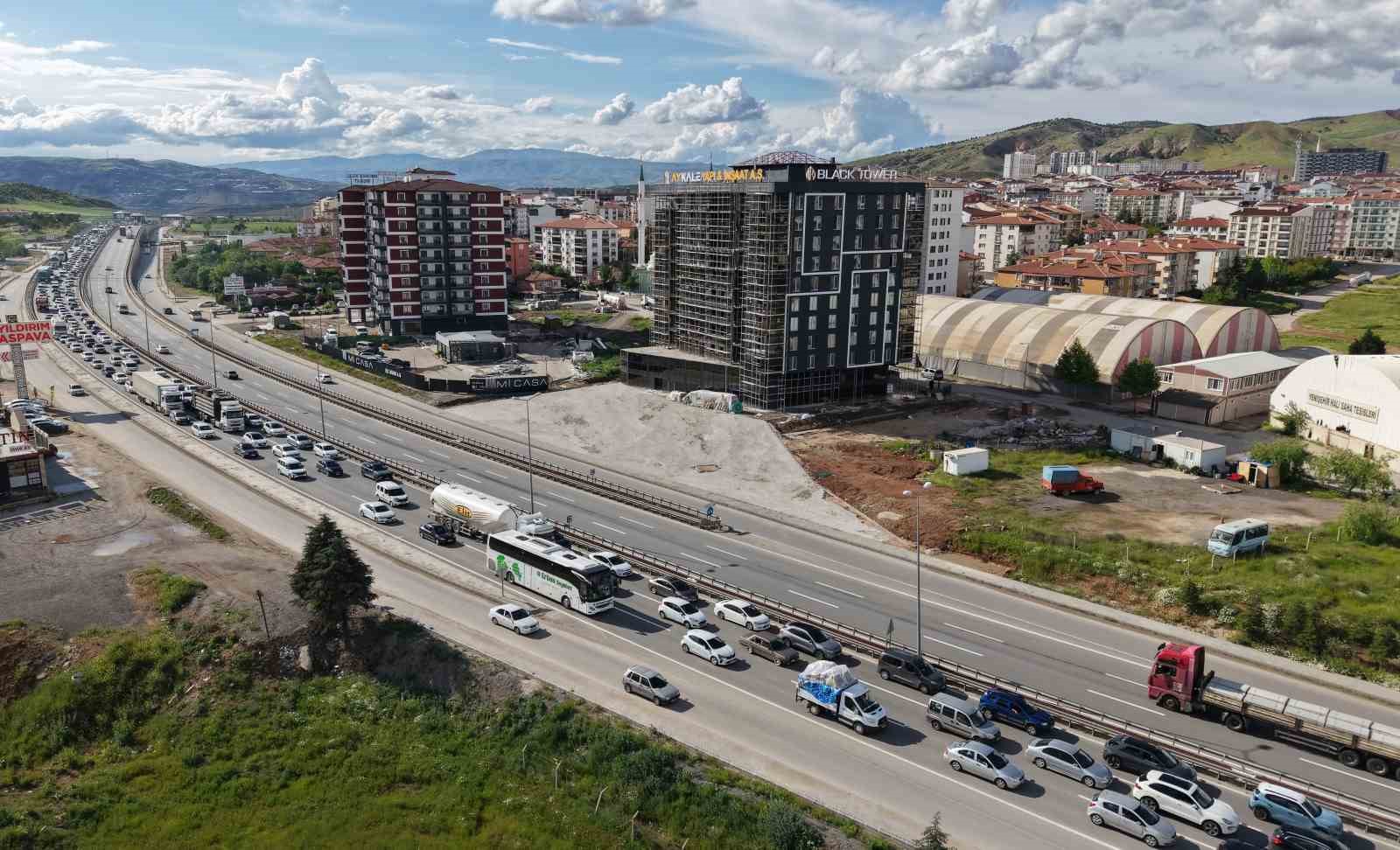 43 ilin gecis noktasinda bayram trafigi havadan goruntulendi araclar adim adim ilerledi 1 TGTqW4Vg
