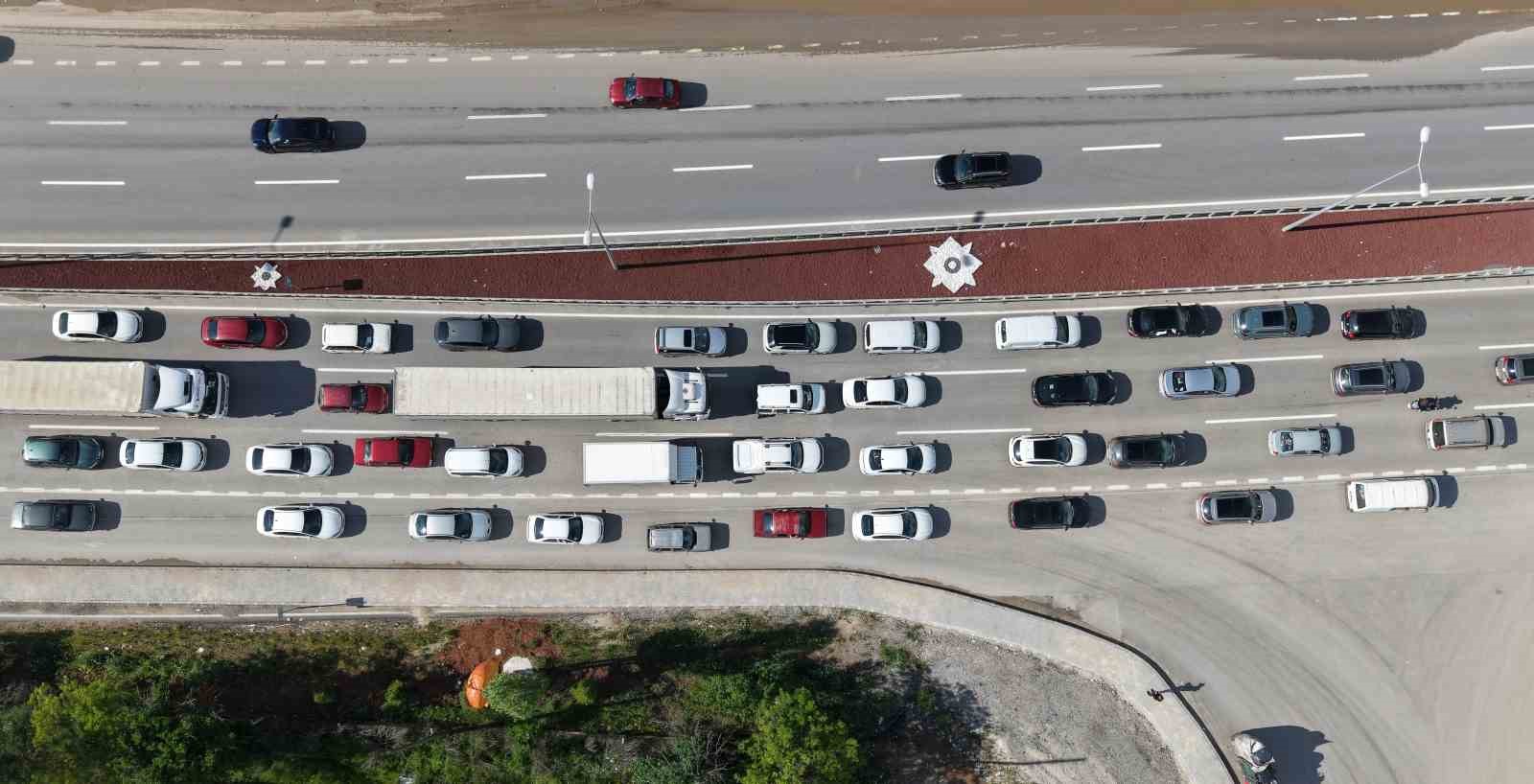 43 ilin gecis noktasinda bayram trafigi havadan goruntulendi araclar adim adim ilerledi 2 mdYRLtXT