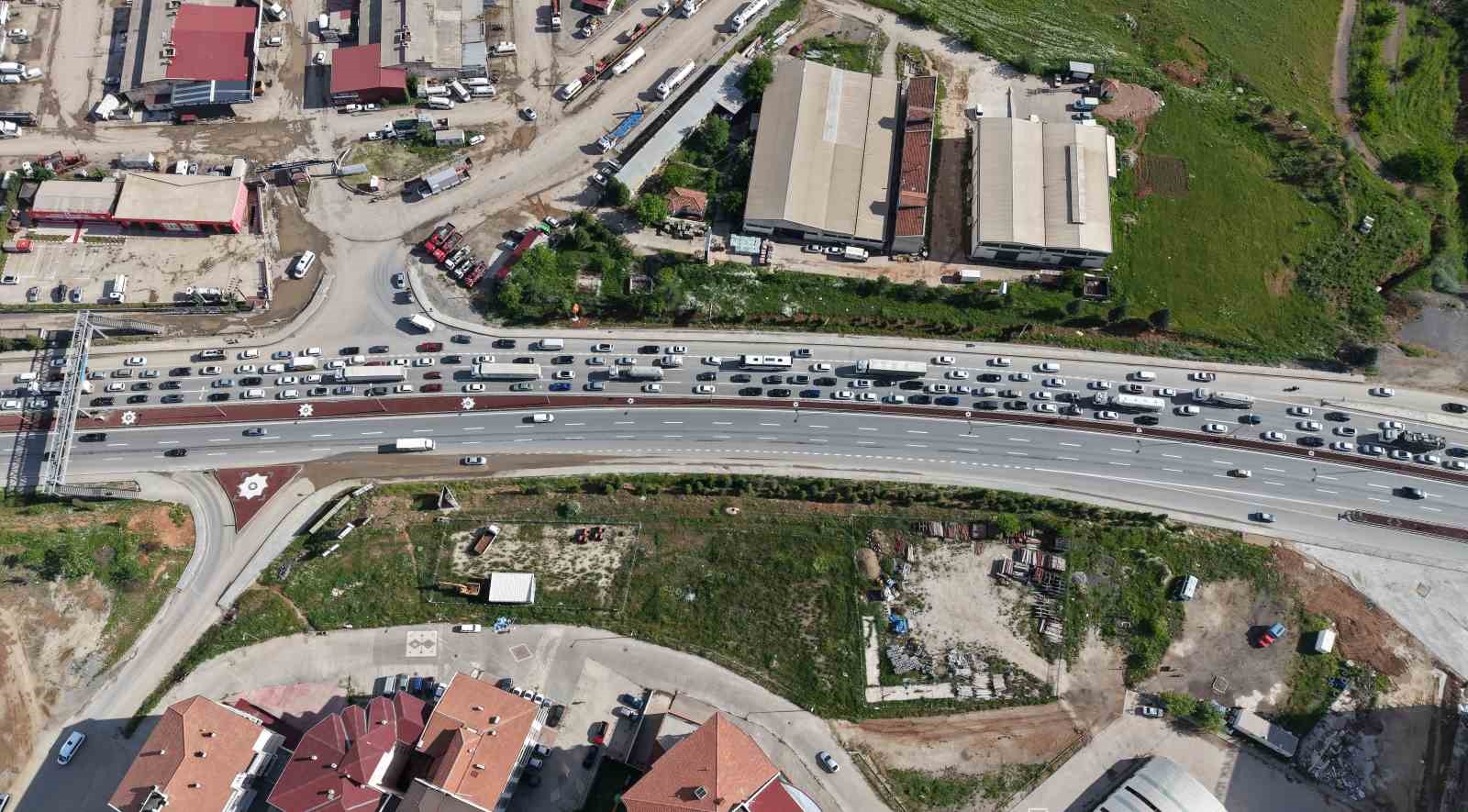 43 ilin gecis noktasinda bayram trafigi havadan goruntulendi araclar adim adim ilerledi 3 pNTwR5fC