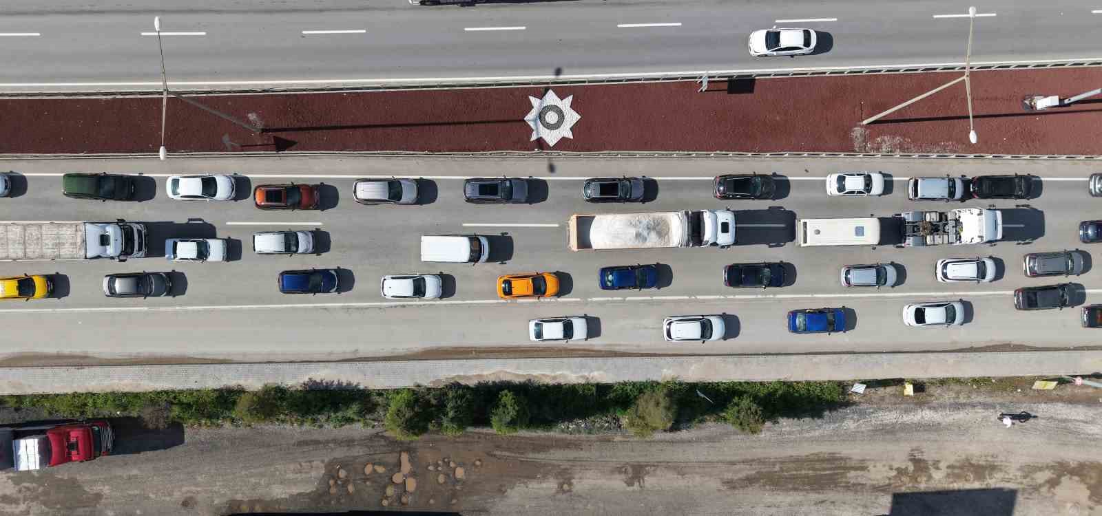 43 ilin gecis noktasinda bayram trafigi havadan goruntulendi araclar adim adim ilerledi 4