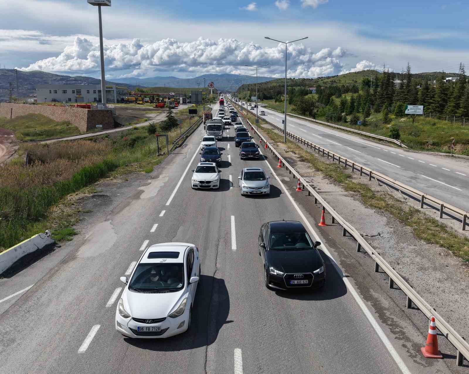 43 ilin gecis noktasinda bayram trafigi havadan goruntulendi araclar adim adim ilerledi 5 vNkJZG5m