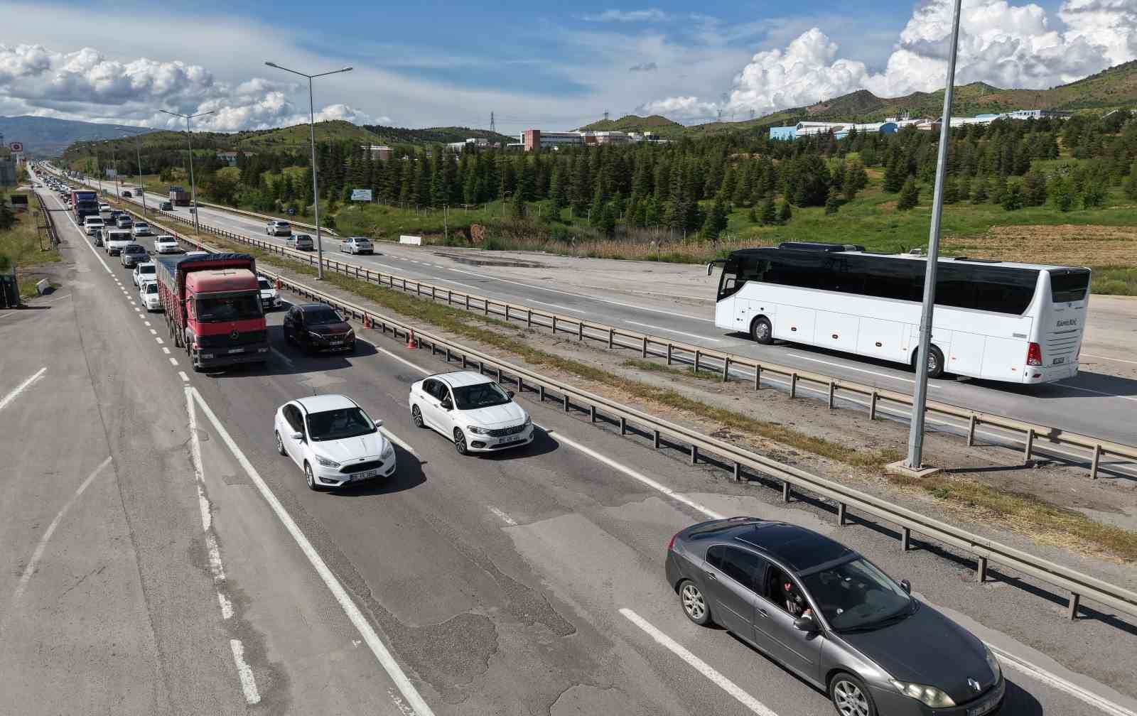 43 ilin gecis noktasinda bayram trafigi havadan goruntulendi araclar adim adim ilerledi 6 VLLPRIwJ