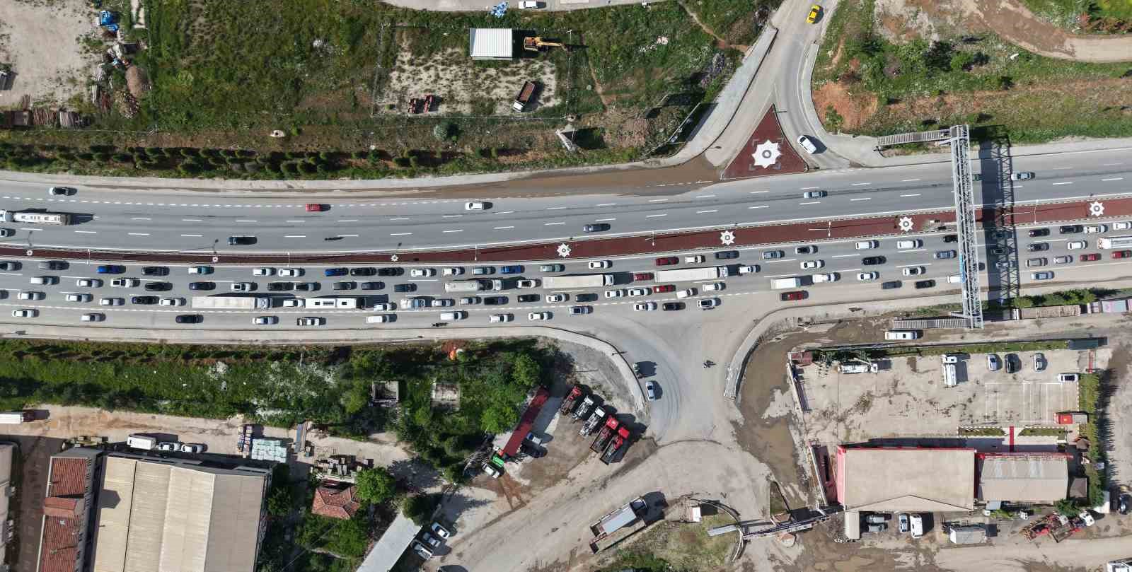 43 ilin gecis noktasinda bayram trafigi havadan goruntulendi araclar adim adim ilerledi 8 D1gKTUNv