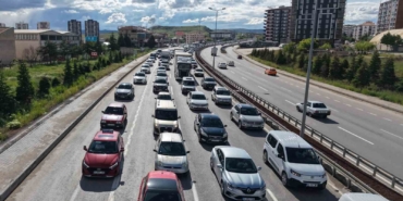 43-ilin-gecis-noktasinda-bayram-trafigi-havadan-goruntulendi-araclar-adim-adim-ilerledi-hIwZTBgR.jpg