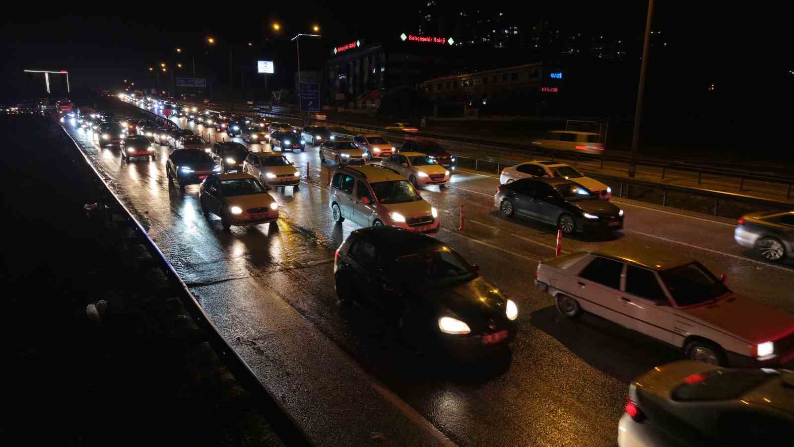 43 ilin geçiş noktasında tatilcilerin dönüş yolculuğu sürüyor: Araç kuyruğu 40 kilometreyi aştı 9 43 ilin gecis noktasinda tatilcilerin donus yolculugu suruyor arac kuyrugu 40 kilometreyi asti 5 FpBJROEi