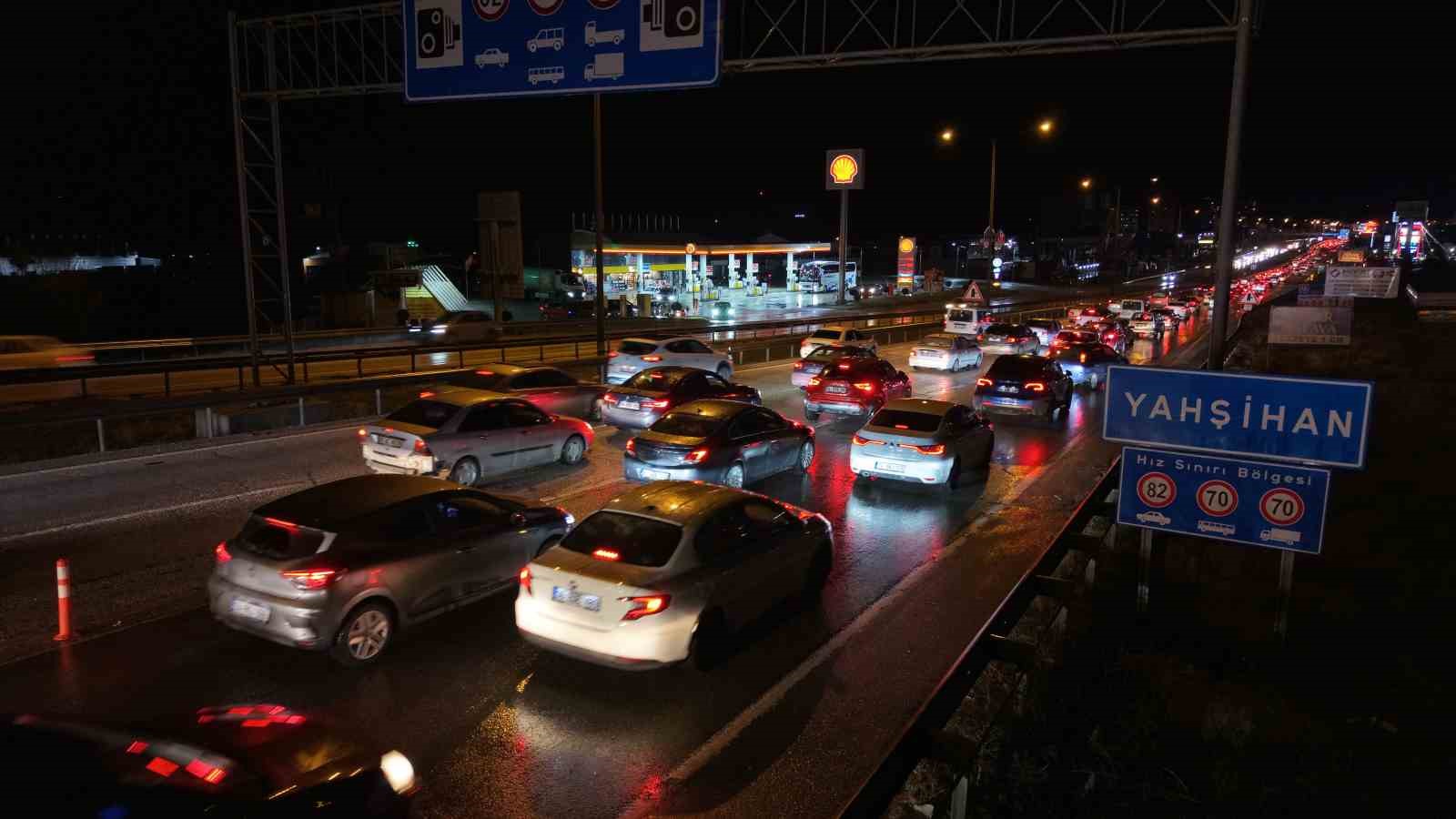 43 ilin geçiş noktasında tatilcilerin dönüş yolculuğu sürüyor: Araç kuyruğu 40 kilometreyi aştı 11 43 ilin gecis noktasinda tatilcilerin donus yolculugu suruyor arac kuyrugu 40 kilometreyi asti 7