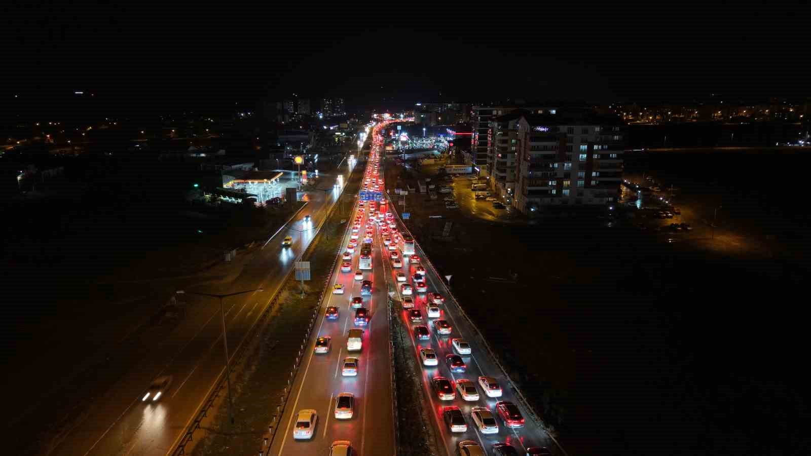 43 ilin geçiş noktasında tatilcilerin dönüş yolculuğu sürüyor: Araç kuyruğu 40 kilometreyi aştı 12 43 ilin gecis noktasinda tatilcilerin donus yolculugu suruyor arac kuyrugu 40 kilometreyi asti 8 tO1VGJyN