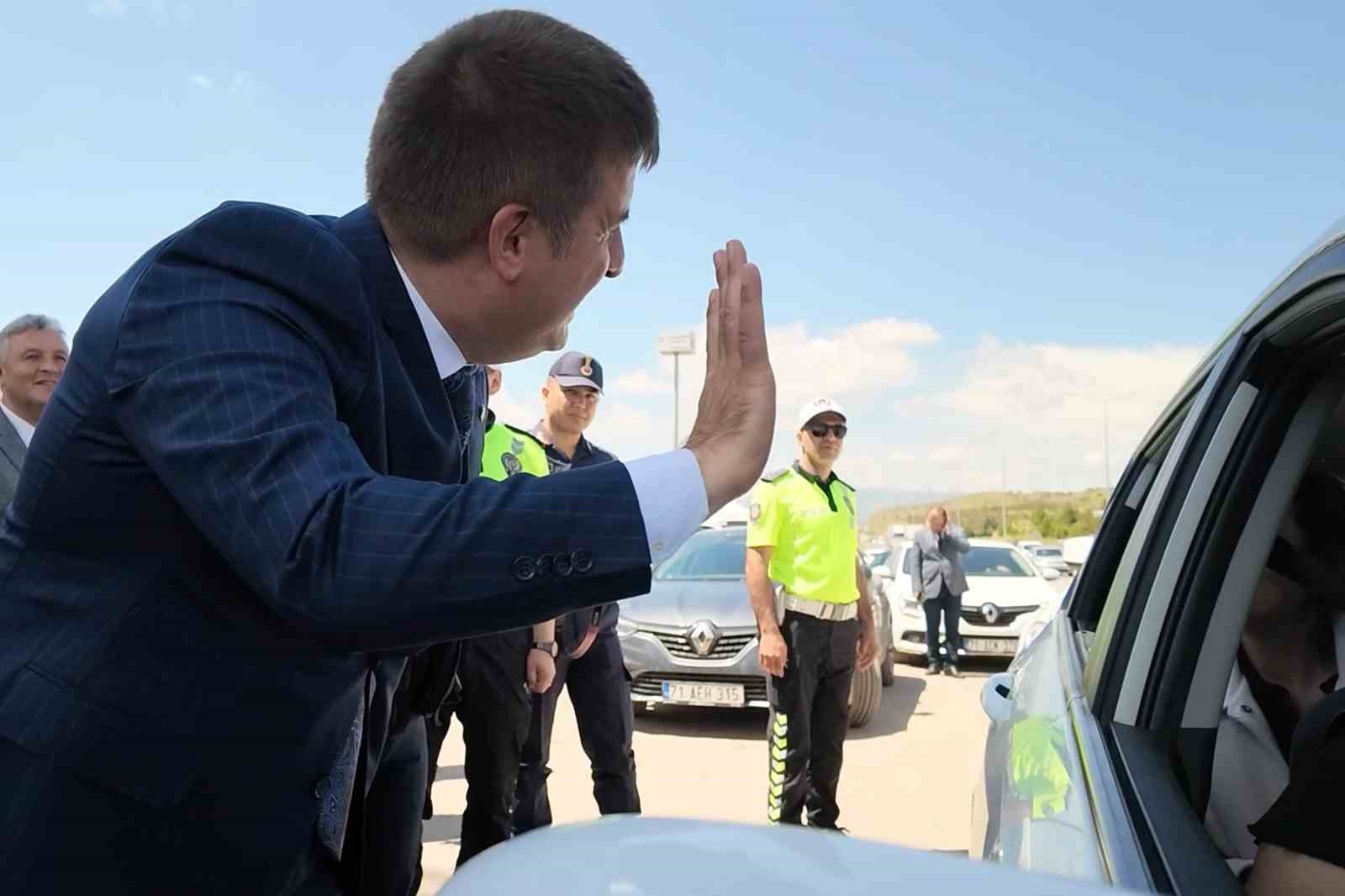 43 ilin geçiş noktasında trafik hareketliliği devam ediyor: Validen sürücülere emniyet kemeri ve hız uyarısı 7 43 ilin gecis noktasinda trafik hareketliligi devam ediyor validen suruculere emniyet kemeri ve hiz 4AvphVzO