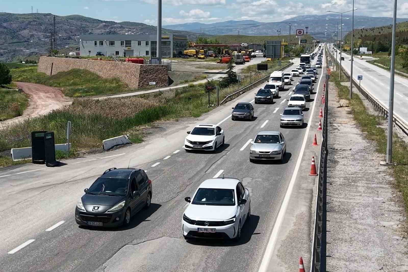 43 ilin geçiş noktasında trafik hareketliliği devam ediyor: Validen sürücülere emniyet kemeri ve hız uyarısı 5 43 ilin gecis noktasinda trafik hareketliligi devam ediyor validen suruculere emniyet kemeri ve hiz GYfqA1Jv