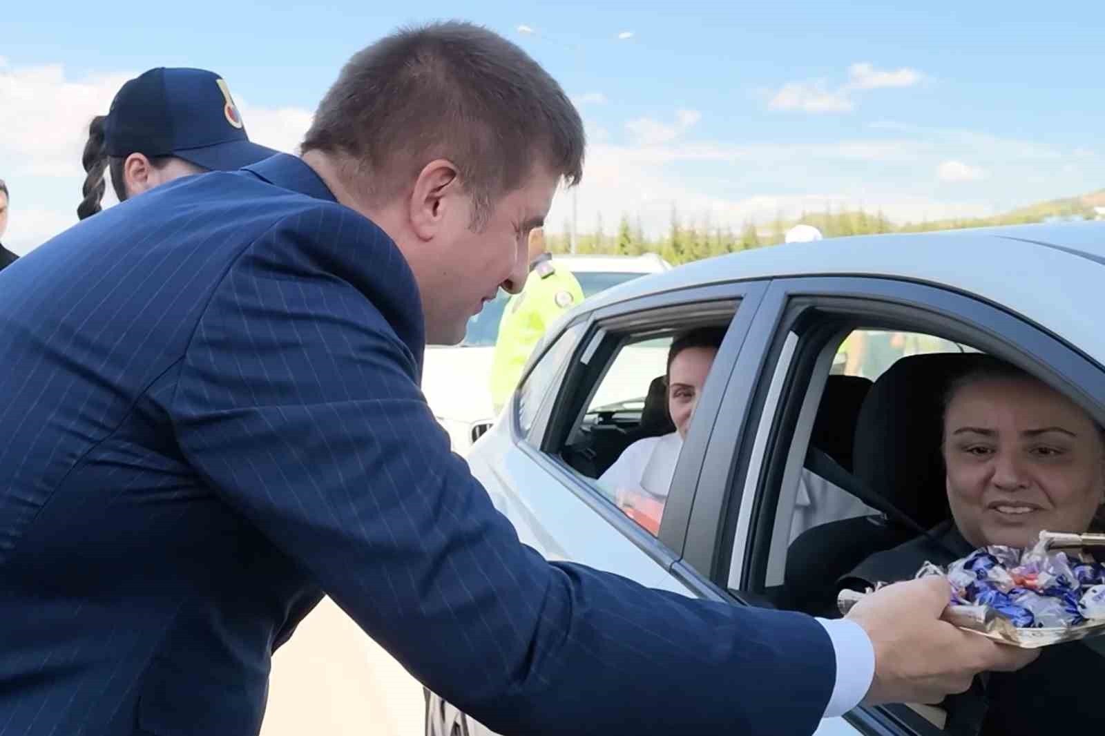 43 ilin geçiş noktasında trafik hareketliliği devam ediyor: Validen sürücülere emniyet kemeri ve hız uyarısı 6 43 ilin gecis noktasinda trafik hareketliligi devam ediyor validen suruculere emniyet kemeri ve hiz WAdq5WrF