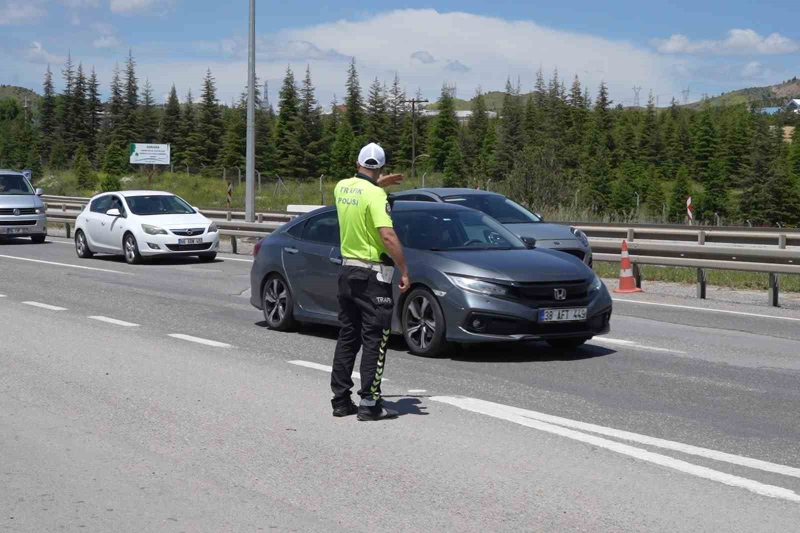 43 ilin geçiş noktasında trafik hareketliliği devam ediyor: Validen sürücülere emniyet kemeri ve hız uyarısı 9 43 ilin gecis noktasinda trafik hareketliligi devam ediyor validen suruculere emniyet kemeri ve hiz eTkZP4uu