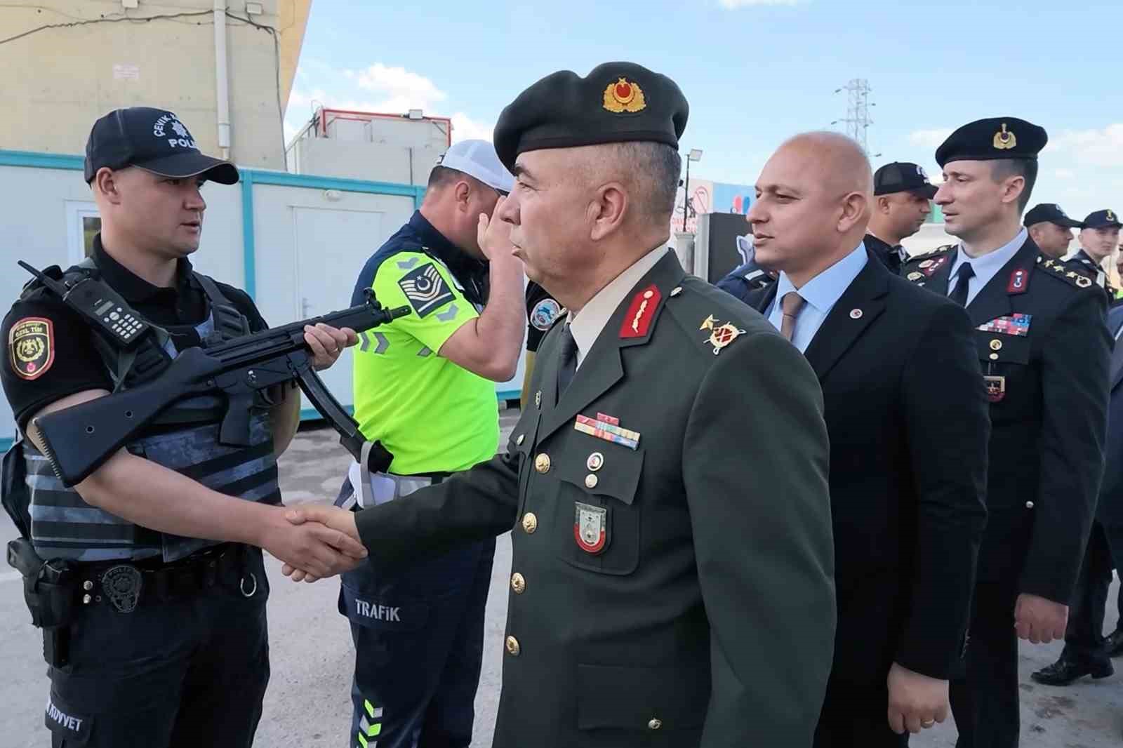 43 ilin geçiş noktasında trafik hareketliliği devam ediyor: Validen sürücülere emniyet kemeri ve hız uyarısı 10 43 ilin gecis noktasinda trafik hareketliligi devam ediyor validen suruculere emniyet kemeri ve hiz kRURhFe2