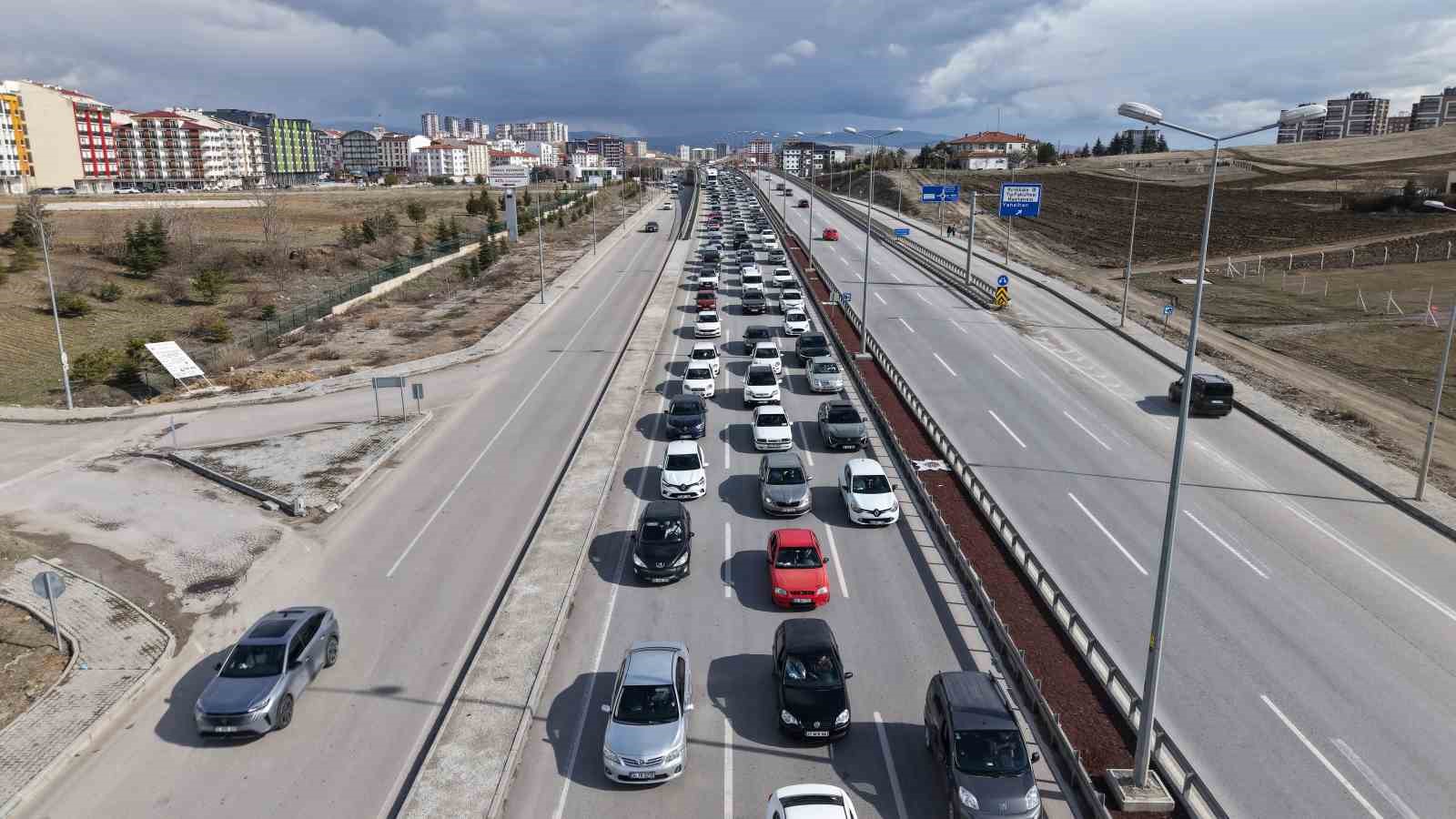 43 ilin geçiş noktasında yoğun trafik: Kilometrelerce araç kuyruğu havadan görüntülendi 5 43 ilin gecis noktasinda yogun trafik kilometrelerce arac kuyrugu havadan goruntulendi 1