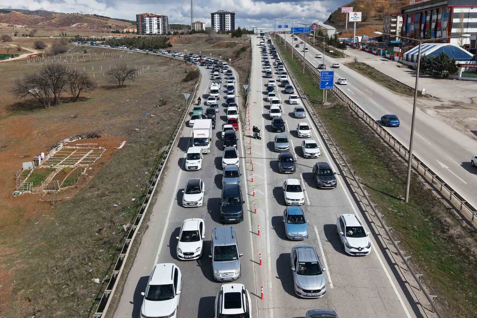 43 ilin geçiş noktasında yoğun trafik: Kilometrelerce araç kuyruğu havadan görüntülendi 6 43 ilin gecis noktasinda yogun trafik kilometrelerce arac kuyrugu havadan goruntulendi 2 C9WTaJSl