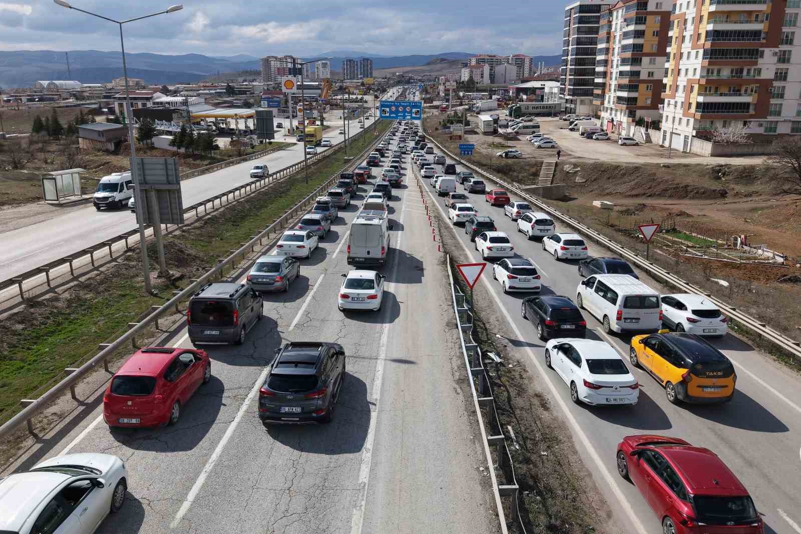 43 ilin geçiş noktasında yoğun trafik: Kilometrelerce araç kuyruğu havadan görüntülendi 8 43 ilin gecis noktasinda yogun trafik kilometrelerce arac kuyrugu havadan goruntulendi 4 N94jYwAd