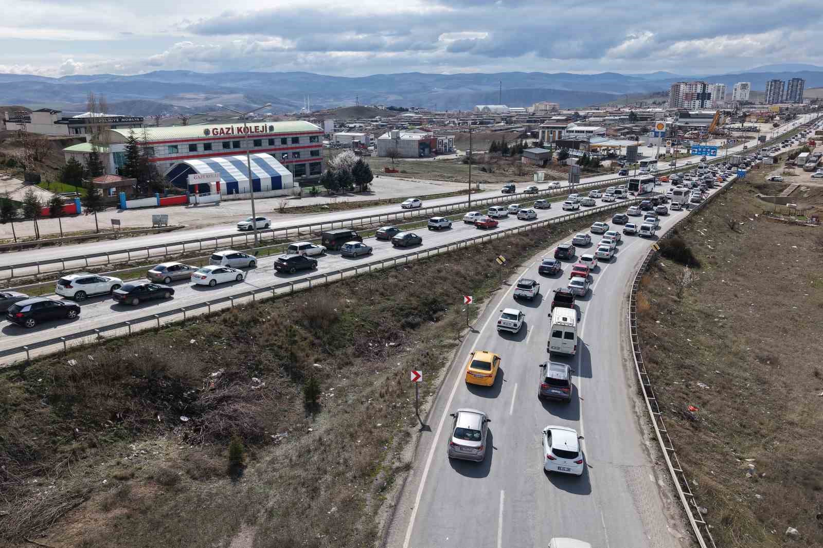 43 ilin geçiş noktasında yoğun trafik: Kilometrelerce araç kuyruğu havadan görüntülendi 9 43 ilin gecis noktasinda yogun trafik kilometrelerce arac kuyrugu havadan goruntulendi 5 QzY8crOq