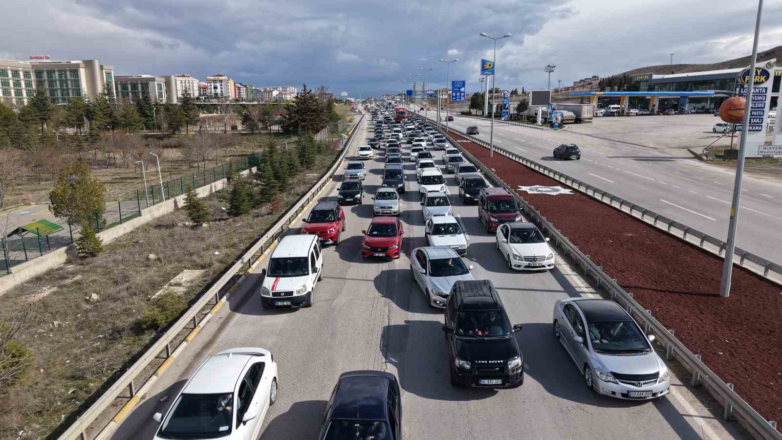 43 ilin geçiş noktasında yoğun trafik: Kilometrelerce araç kuyruğu havadan görüntülendi 10 43 ilin gecis noktasinda yogun trafik kilometrelerce arac kuyrugu havadan goruntulendi 6 krA1aGUN