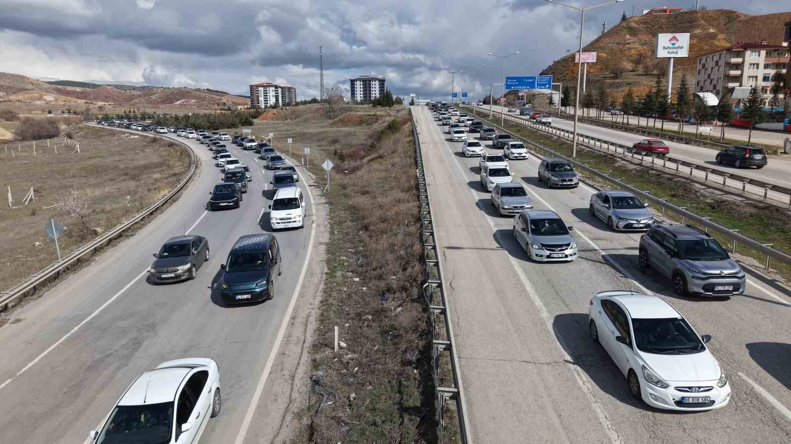 43 ilin geçiş noktasında yoğun trafik: Kilometrelerce araç kuyruğu havadan görüntülendi 11 43 ilin gecis noktasinda yogun trafik kilometrelerce arac kuyrugu havadan goruntulendi 7 5UjQ2igr