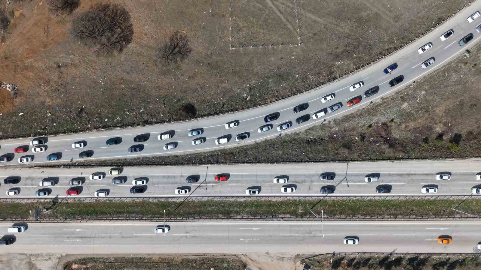 43 ilin geçiş noktasında yoğun trafik: Kilometrelerce araç kuyruğu havadan görüntülendi 12 43 ilin gecis noktasinda yogun trafik kilometrelerce arac kuyrugu havadan goruntulendi 8 q9plCYIJ
