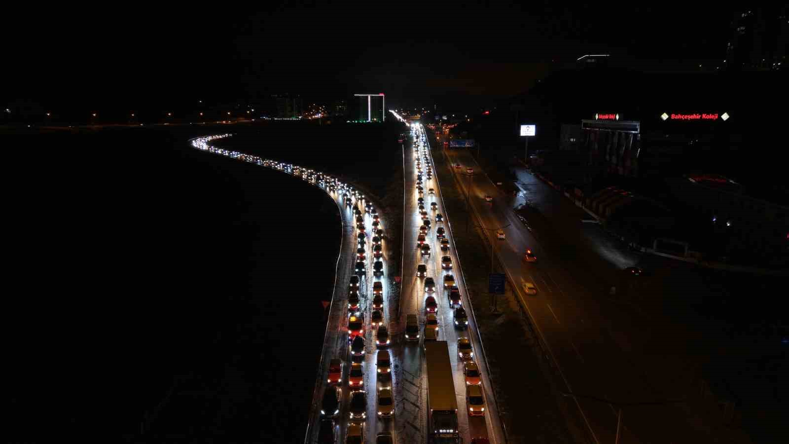 43 ilin gecis noktasinin bayram bilancosu belli oldu 1 milyon 274 bin arac gecti