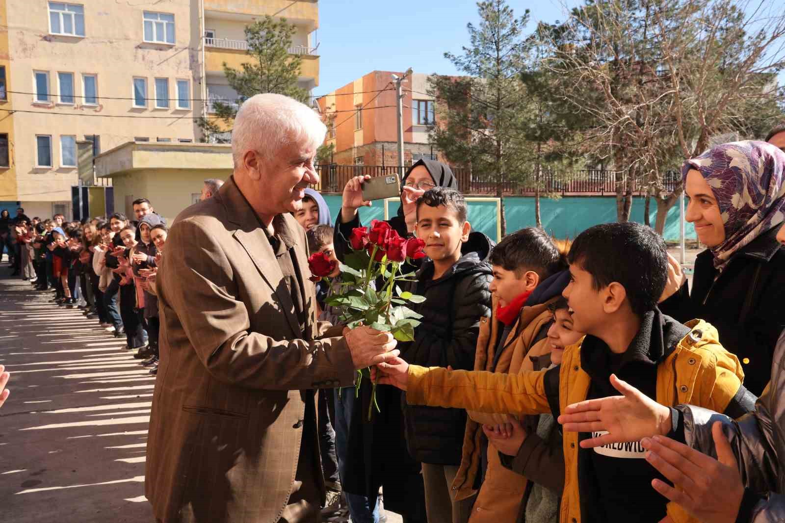 43 yılda yüzlerce öğrenci yetiştirdi, çiçek ve alkışlarla emekli oldu 4 43 yilda yuzlerce ogrenci yetistirdi cicek ve alkislarla emekli oldu 0 BKH3YGt6