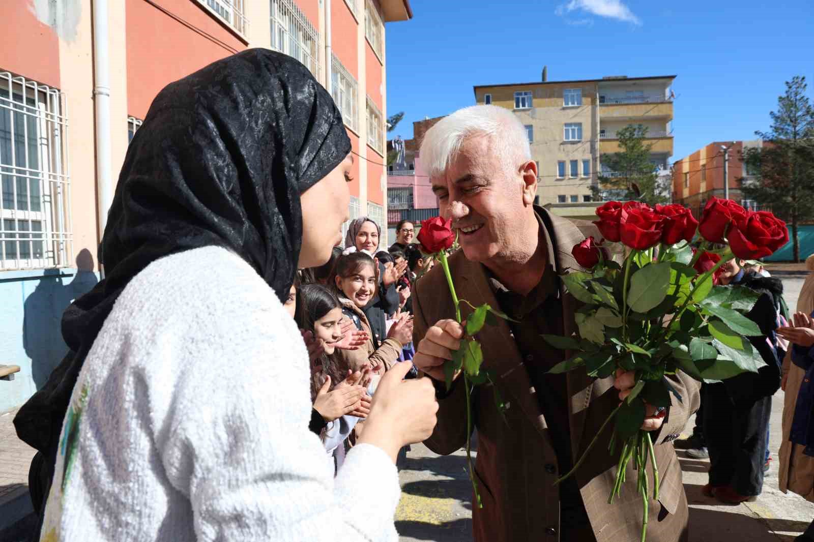 43 yılda yüzlerce öğrenci yetiştirdi, çiçek ve alkışlarla emekli oldu 5 43 yilda yuzlerce ogrenci yetistirdi cicek ve alkislarla emekli oldu 1 TC4AfRTf