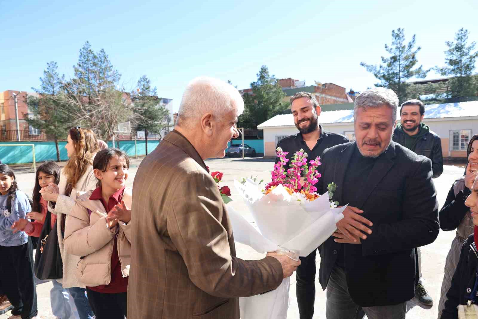 43 yılda yüzlerce öğrenci yetiştirdi, çiçek ve alkışlarla emekli oldu 6 43 yilda yuzlerce ogrenci yetistirdi cicek ve alkislarla emekli oldu 2 Sz42HvPj