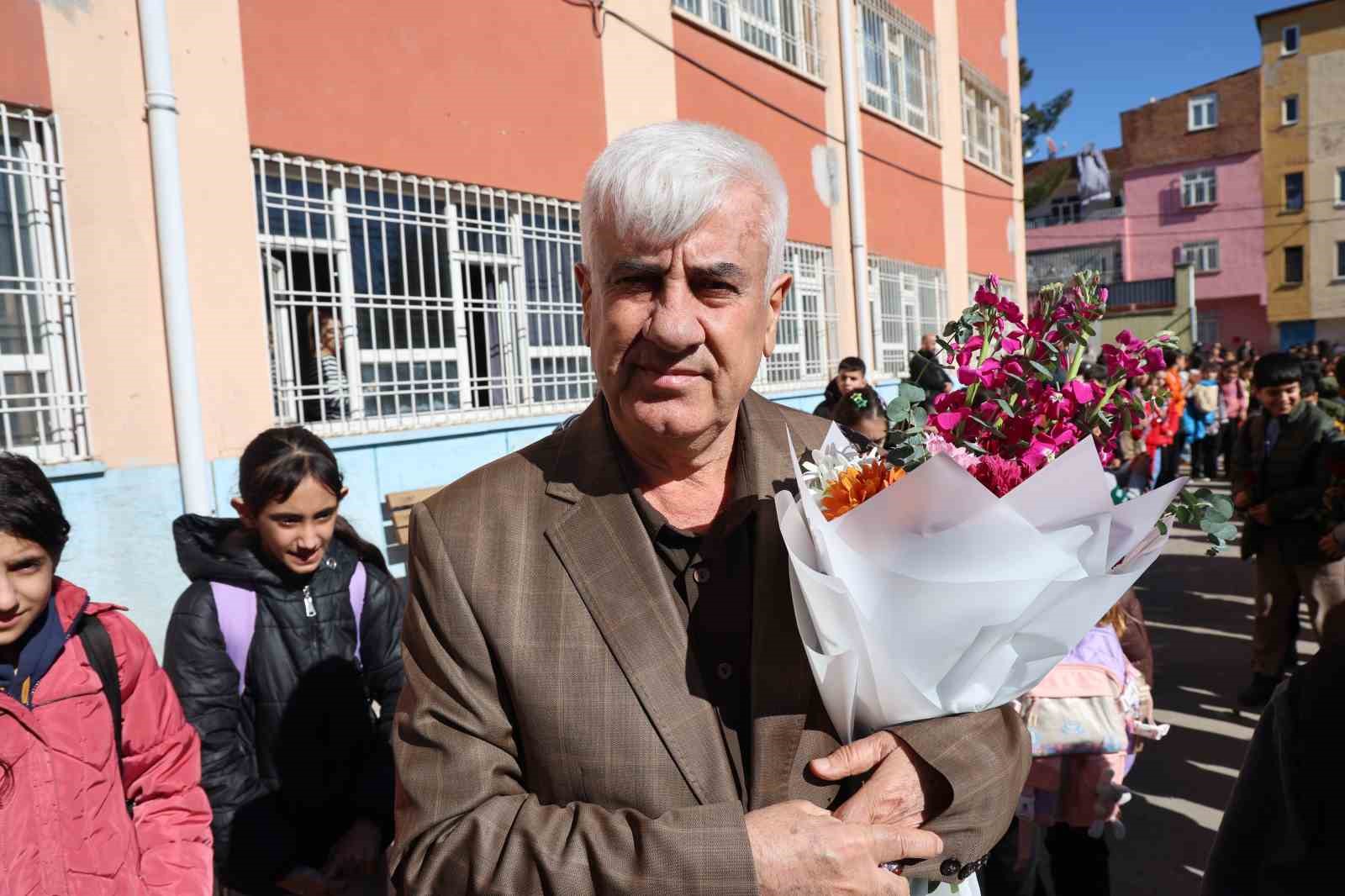 43 yılda yüzlerce öğrenci yetiştirdi, çiçek ve alkışlarla emekli oldu 8 43 yilda yuzlerce ogrenci yetistirdi cicek ve alkislarla emekli oldu 4 wsbX9Ehk