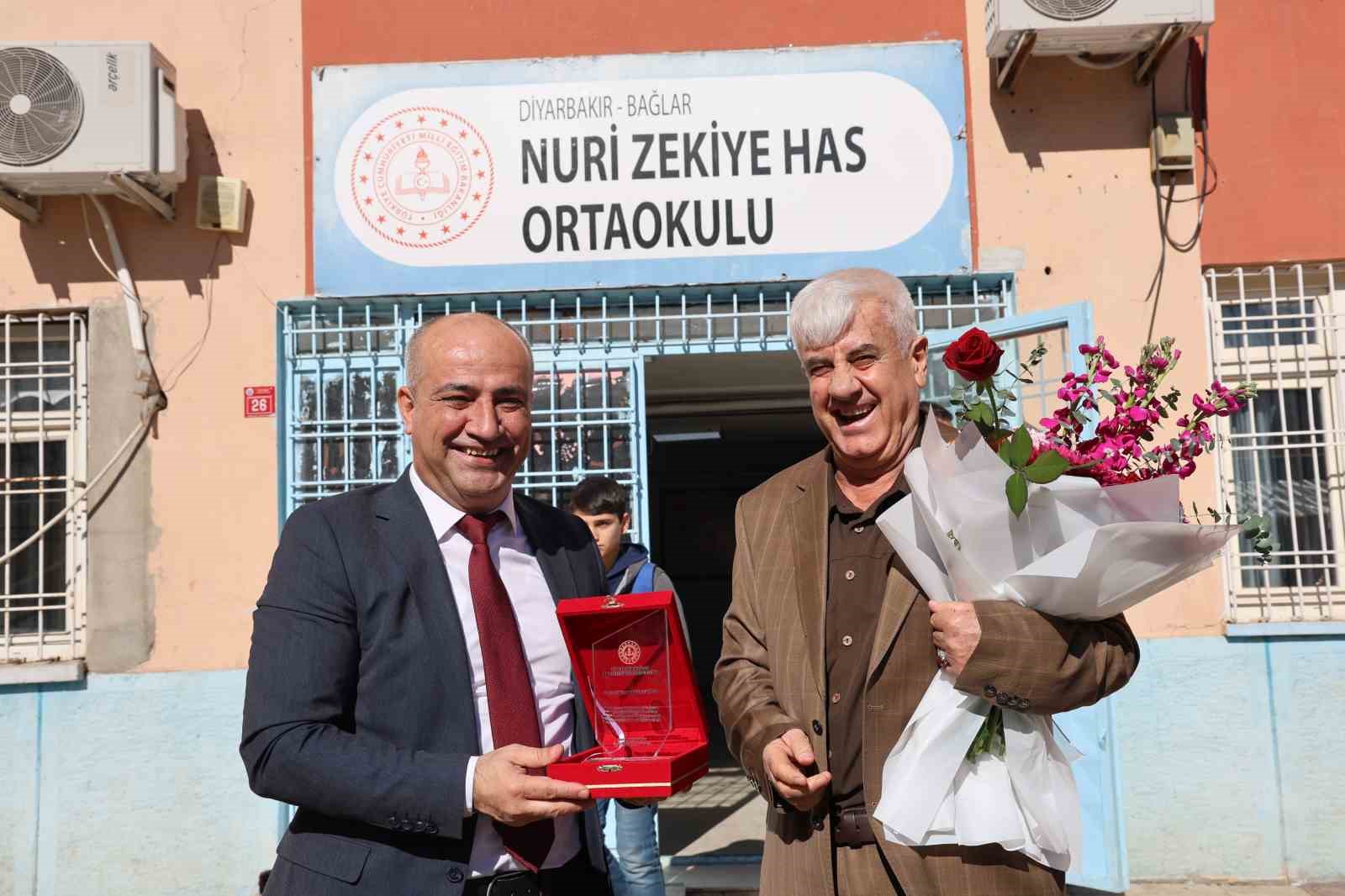 43 yılda yüzlerce öğrenci yetiştirdi, çiçek ve alkışlarla emekli oldu 9 43 yilda yuzlerce ogrenci yetistirdi cicek ve alkislarla emekli oldu 5 mZJaFfd3