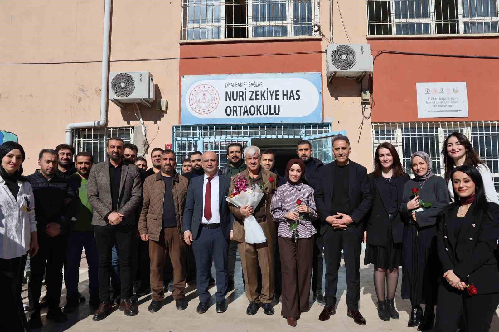 43 yılda yüzlerce öğrenci yetiştirdi, çiçek ve alkışlarla emekli oldu 10 43 yilda yuzlerce ogrenci yetistirdi cicek ve alkislarla emekli oldu 6 kCBX8Ahb