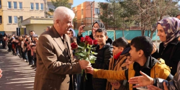 43-yilda-yuzlerce-ogrenci-yetistirdi-cicek-ve-alkislarla-emekli-oldu-CLOGZ1Y9.jpg