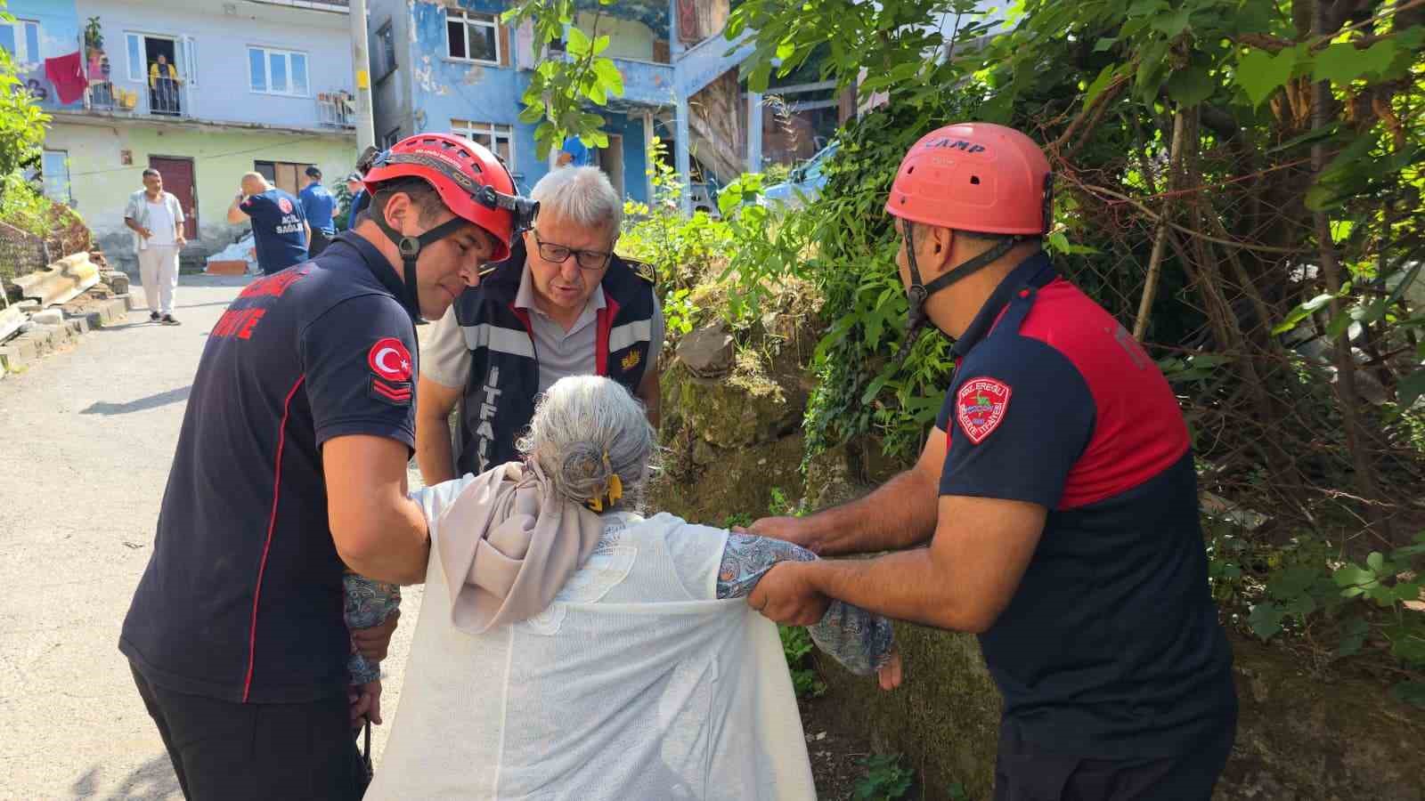 45 dakika boyunca çatıda bekleyen adamı eşi ve kız kardeşi ikna etti 4 45 dakika boyunca catida bekleyen adami esi ve kiz kardesi ikna etti 0 dQaQdNdh