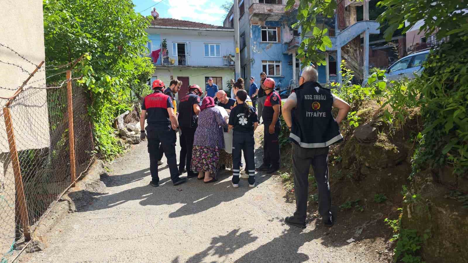 45 dakika boyunca çatıda bekleyen adamı eşi ve kız kardeşi ikna etti 5 45 dakika boyunca catida bekleyen adami esi ve kiz kardesi ikna etti 1 vezRXT6C