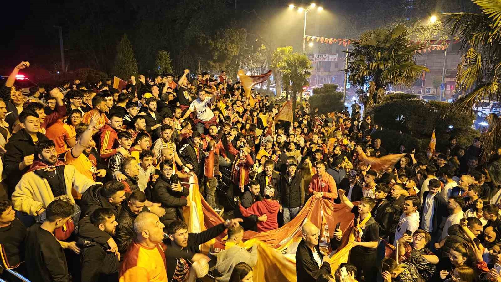 45 gunluk sare bebek galatasarayin sampiyonluk kutlamasinda 1 mPEzInZY
