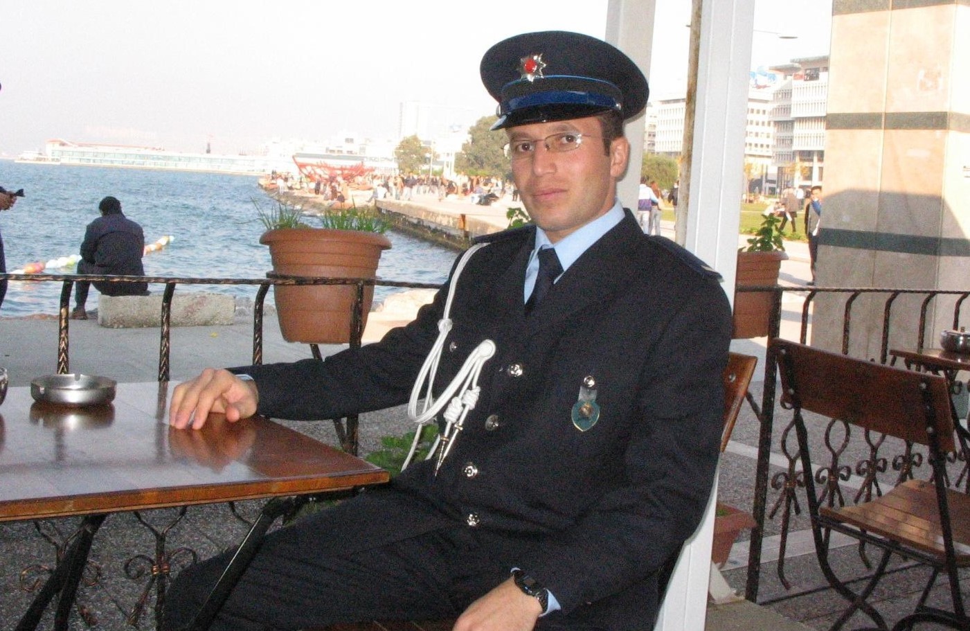 45 yasinda polislikten ayrilip ogretmen oldu emekliligini 20 yil uzatti 2
