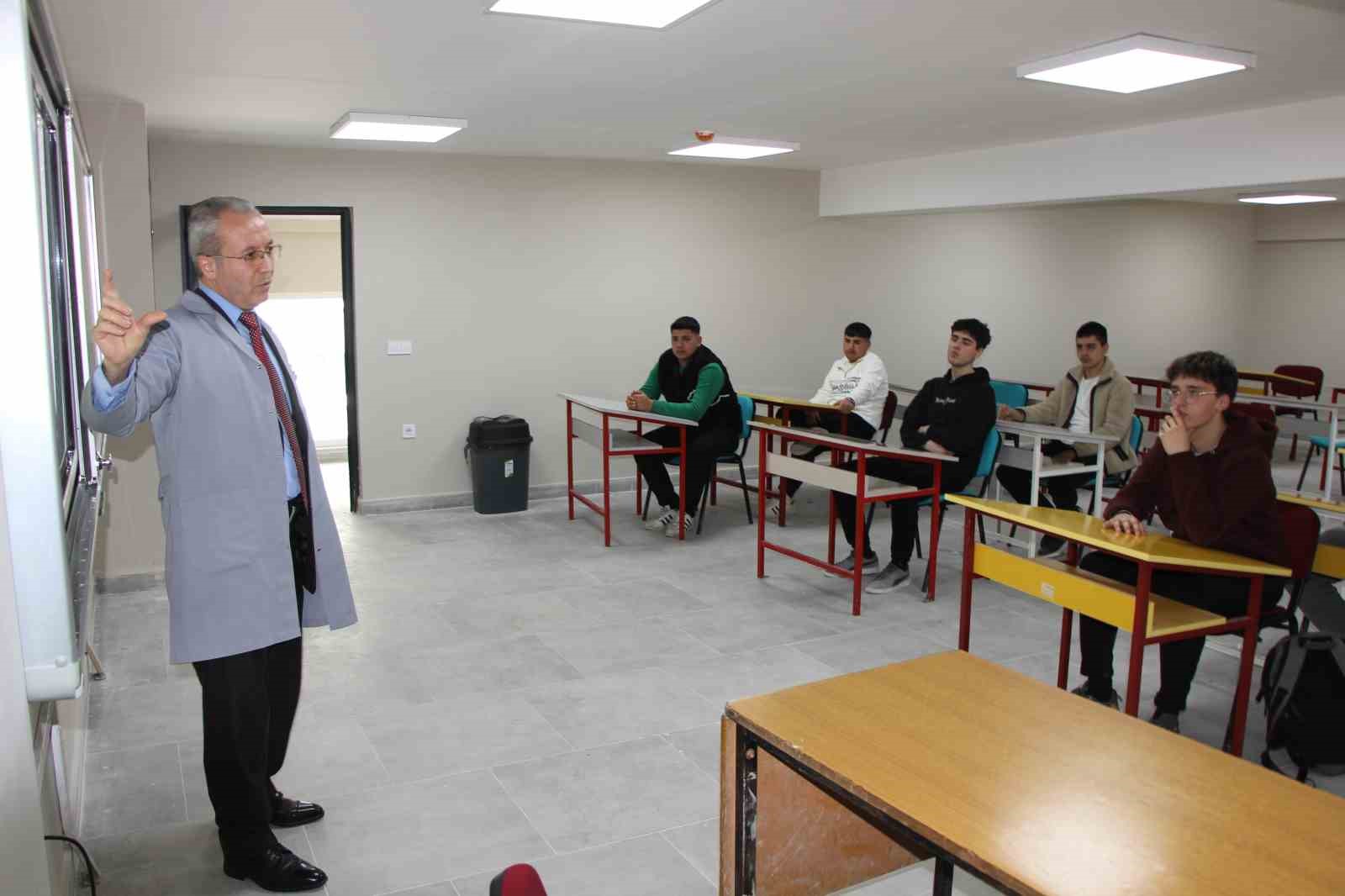 45 yasinda polislikten ayrilip ogretmen oldu emekliligini 20 yil uzatti 4 kSY1S3ds