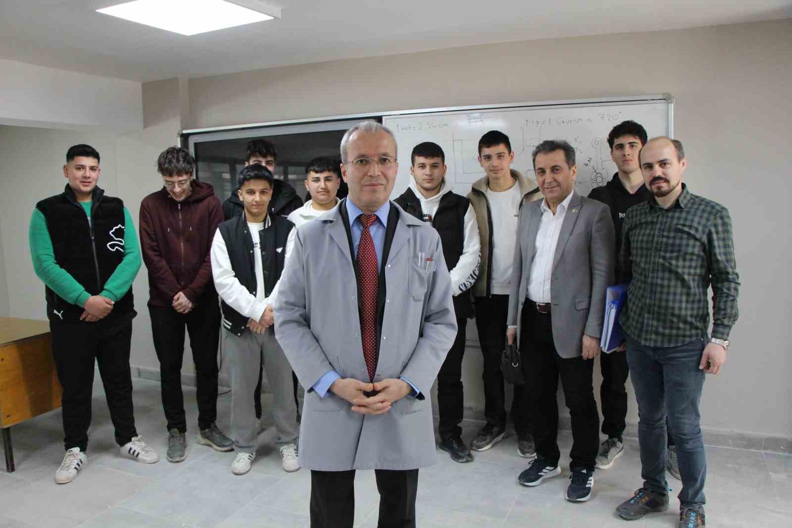 45 yasinda polislikten ayrilip ogretmen oldu emekliligini 20 yil uzatti 6 qaiJ7r4h