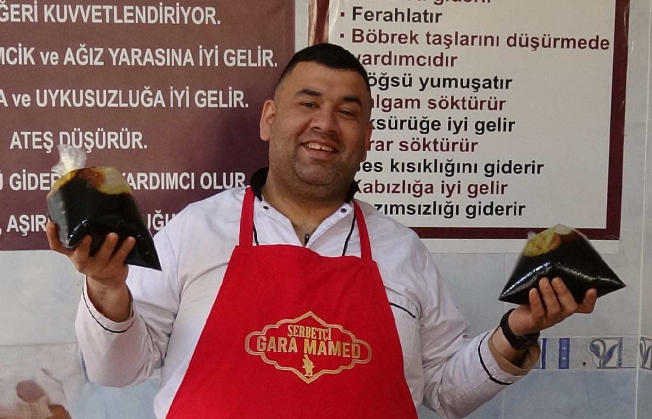 45 yildir ayni yontemle meyan serbeti hazirliyor 4 8wYnSbng