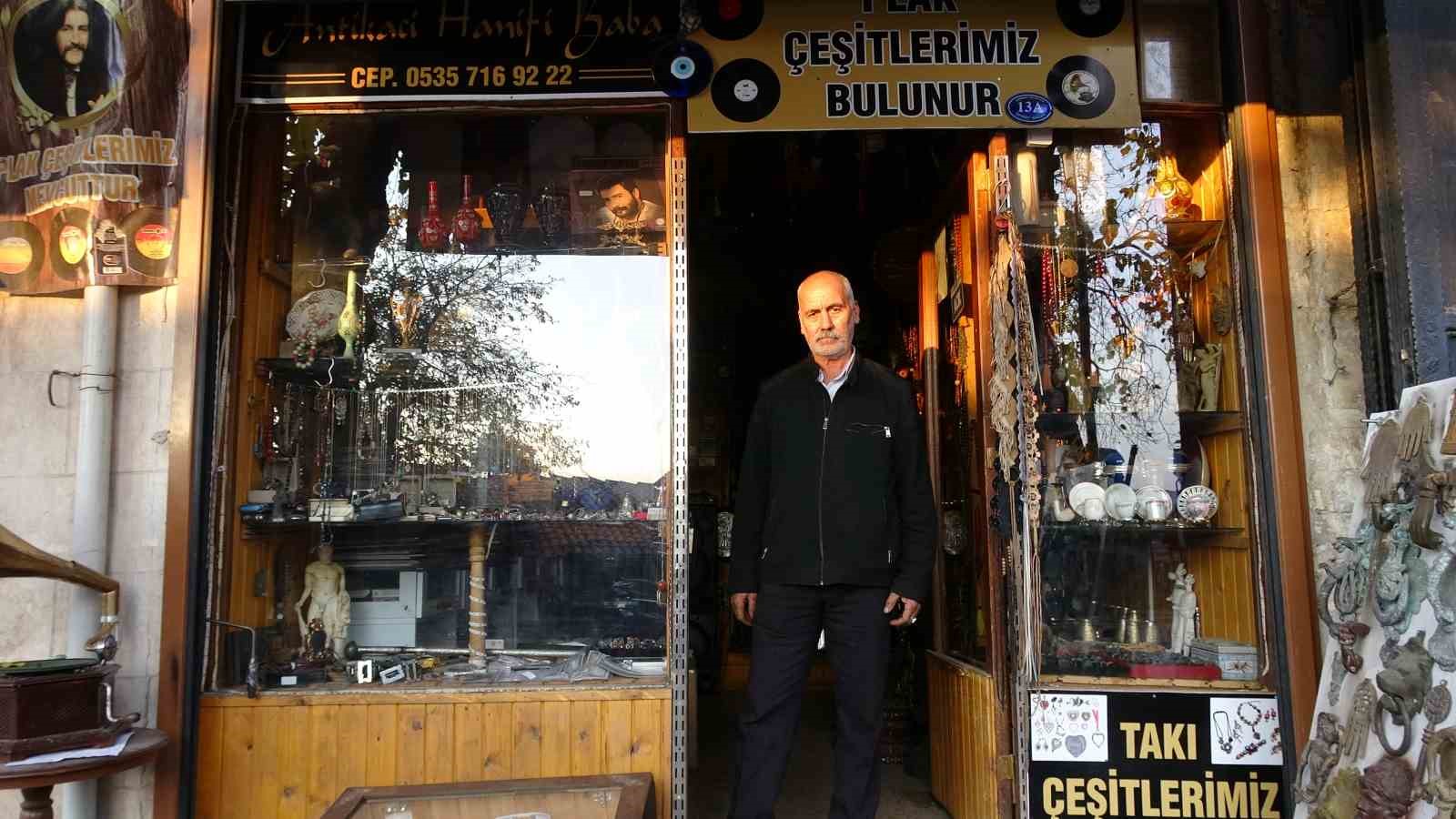 45 yildir topladigi antika esyalarin sayisini kendisi de bilmiyor 6 IgyVzEDM