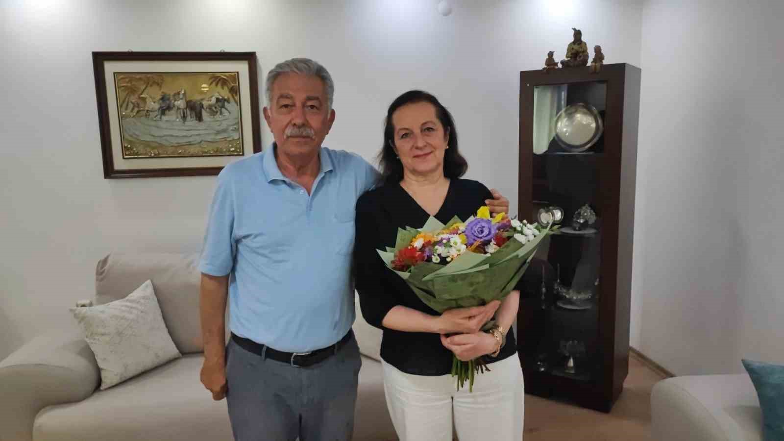 45 yillik ogretmeni esinin emeklilik surprizi gozyaslarina bogdu 0 KQnjiRgc