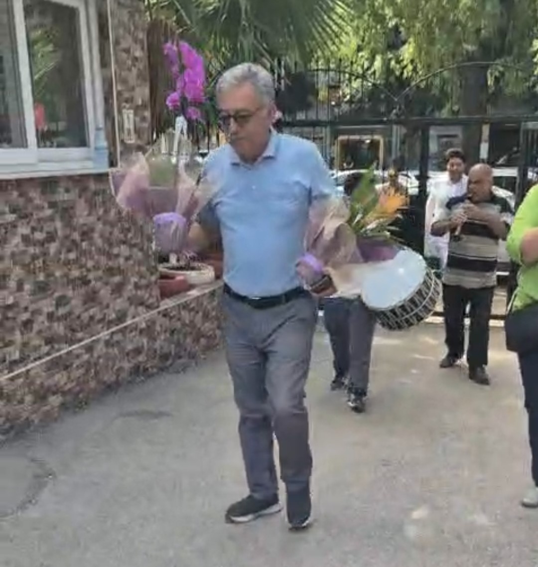 45 yillik ogretmeni esinin emeklilik surprizi gozyaslarina bogdu 3 OR2WMJs6