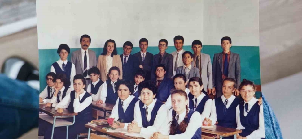 45-yillik-ogretmeni-esinin-emeklilik-surprizi-gozyaslarina-bogdu-tvJd1vM5.jpg