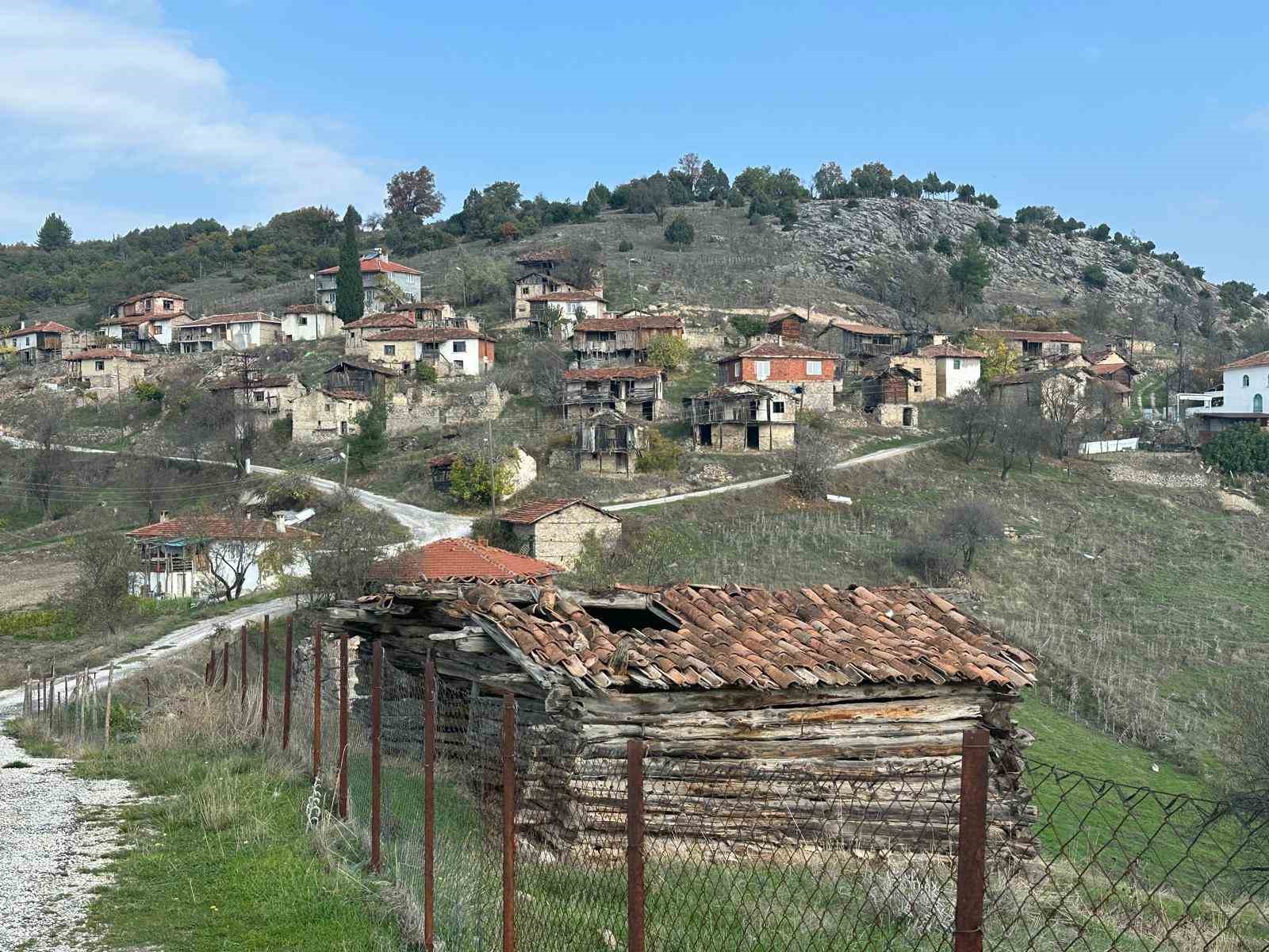 450 yillik koy hayalet koye donustukoyde sadece 4 kisi yasiyor 2 1rJnOfab